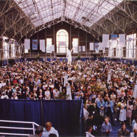 Many men and women gathered in large building at the Founders Reception in 1995 of the World Games